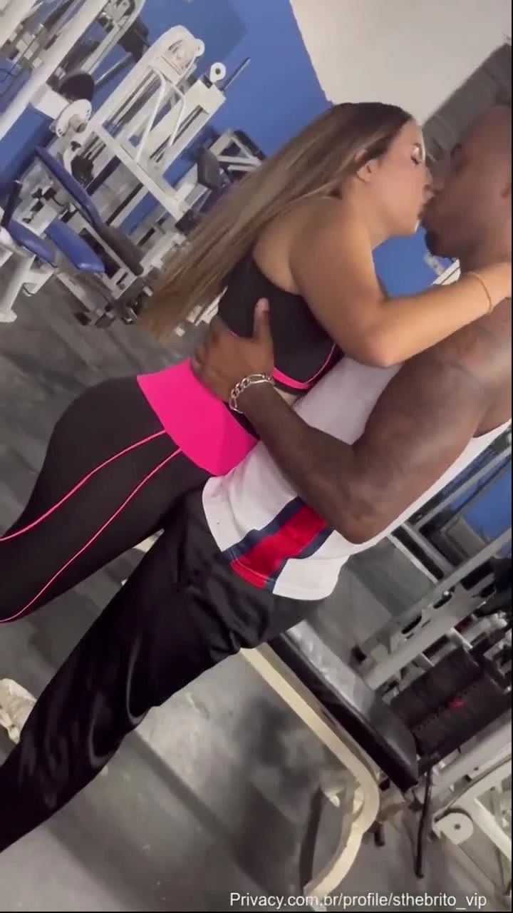 Steffany Brito sendo flagrada em momento íntimo com personal trainer na academia