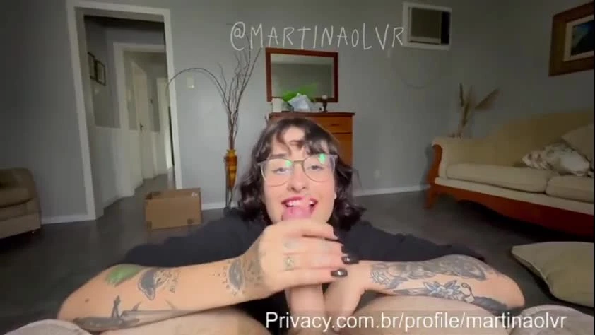 Martina Olvr se divertindo com o amigo em um conteúdo de entretenimento adulto