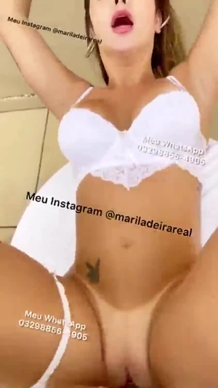 Mari Ladeira estrela em cena adulta com mulher loira fudendo gostoso oral e transando