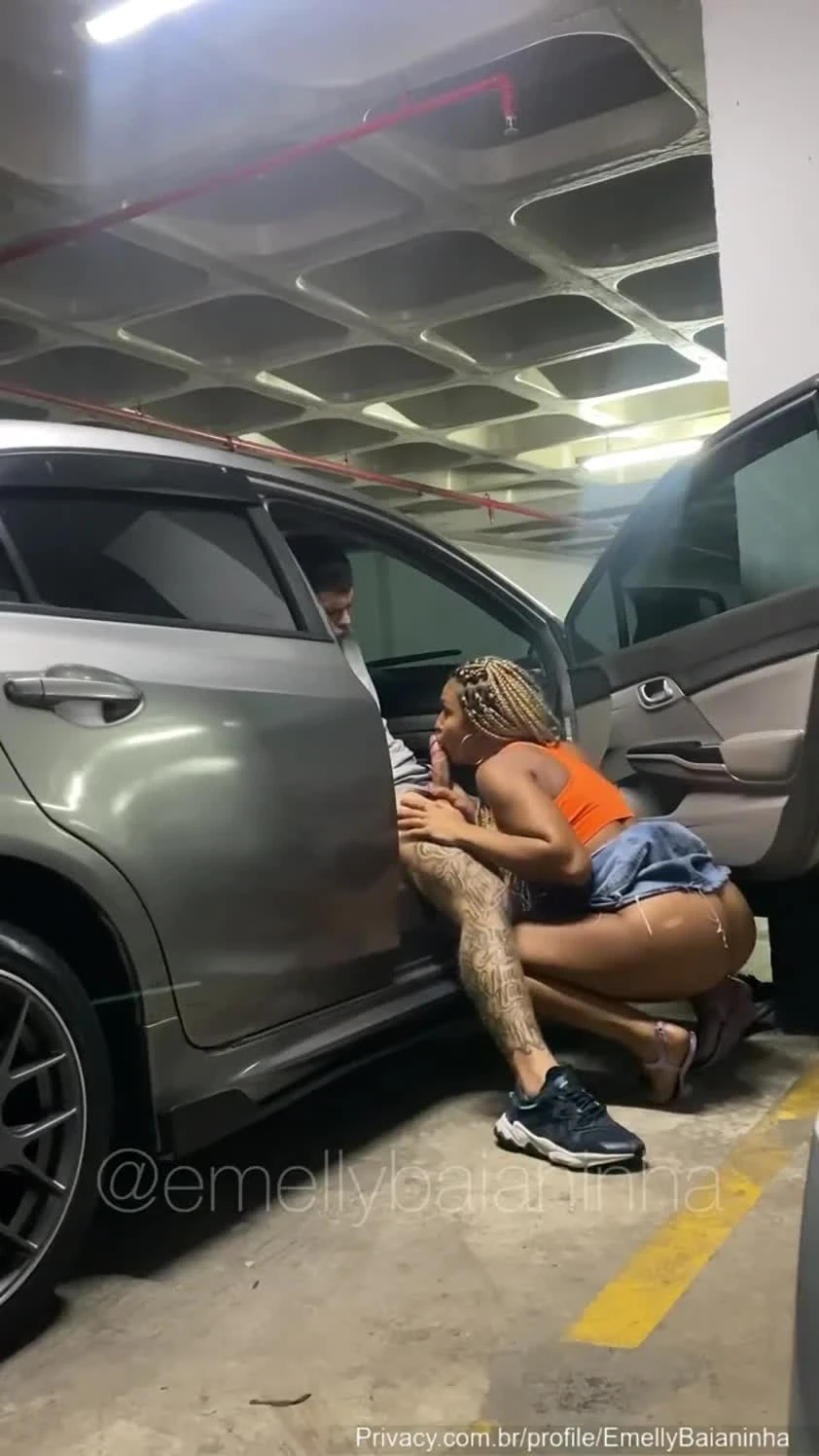 Paccoo e Emelly, uma baianinha, dando uma trepada no estacionamento